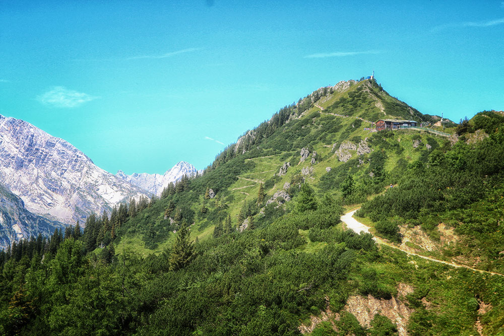 Ein Bergpfad der hinauf zum Berg Jenner führt