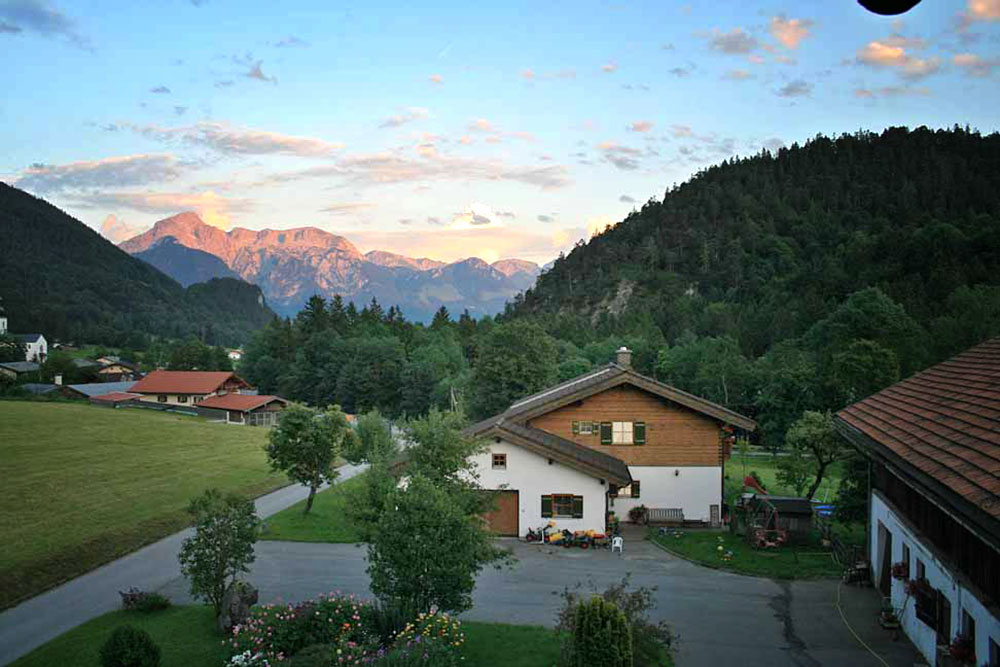 Blick vom Balkon auf den Hof zwischen den Häusern